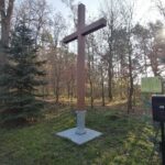 10.11.2021. Michałów. Nowy krzyż upamiętniający 90 zamordowanych mieszkańców powiatu pińczowskiego i okolic z obozów w Kozielsku, Ostaszkowie, Starobielsku i innych miejscach na nieludzkiej ziemi na wschodzie / Marta Gajda-Kruk / Radio Kielce