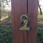 10.11.2021. Michałów. Nowy krzyż upamiętniający 90 zamordowanych mieszkańców powiatu pińczowskiego i okolic z obozów w Kozielsku, Ostaszkowie, Starobielsku i innych miejscach na nieludzkiej ziemi na wschodzie / Marta Gajda-Kruk / Radio Kielce