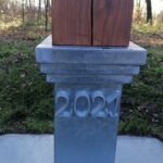 10.11.2021. Michałów. Nowy krzyż upamiętniający 90 zamordowanych mieszkańców powiatu pińczowskiego i okolic z obozów w Kozielsku, Ostaszkowie, Starobielsku i innych miejscach na nieludzkiej ziemi na wschodzie / Marta Gajda-Kruk / Radio Kielce