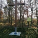 10.11.2021. Michałów. Nowy krzyż upamiętniający 90 zamordowanych mieszkańców powiatu pińczowskiego i okolic z obozów w Kozielsku, Ostaszkowie, Starobielsku i innych miejscach na nieludzkiej ziemi na wschodzie / Marta Gajda-Kruk / Radio Kielce