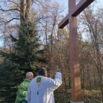 10.11.2021. Michałów. Nowy krzyż upamiętniający 90 zamordowanych mieszkańców powiatu pińczowskiego i okolic z obozów w Kozielsku, Ostaszkowie, Starobielsku i innych miejscach na nieludzkiej ziemi na wschodzie / Marta Gajda-Kruk / Radio Kielce