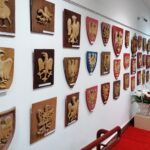 13.11.2021. Busko-Zdrój. Wystawa „Orzeł Biały” w płaskorzeźbie Bogdana Orłowskiego / Marta Gajda-Kruk / Radio Kielce