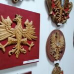 13.11.2021. Busko-Zdrój. Wystawa „Orzeł Biały” w płaskorzeźbie Bogdana Orłowskiego / Marta Gajda-Kruk / Radio Kielce