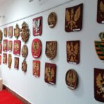 13.11.2021. Busko-Zdrój. Wystawa „Orzeł Biały” w płaskorzeźbie Bogdana Orłowskiego / Marta Gajda-Kruk / Radio Kielce