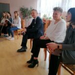 18.11.2021. Pińczów. Akcja czytania bajek „Baja od Kołłątaja”. Na zdjęciu (w środku): Zbigniew Koniusz - wojewoda świętokrzyski, Anna Golik - dyrektor Liceum Ogólnokształcące im. Hugona Kołłątaja i Ewa Nowak - zastępca dyrektora biura wojewoda świętokrzyskiego / Marta Gajda / Radio Kielce