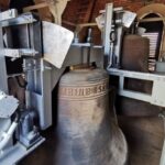 22.11.2021. Wiślica. Dzwony z późnogotyckiej dzwonnicy przeszły generalny remont / ks. Wiesław Stępień