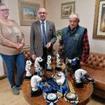 22.11.2021. Stadnina Koni w Michałowie. Nagrody uzyskane w Weronie na Czempionacie Europy. Na zdjęciu (od lewej): Magdalena Helak-Kulczyńska -specjalista ds. hodowli koni, Marek Skomorowski - prezes Stadniny Koni w Michałowie, Mariusz Liśkiewicz - gł. spec.ds. treningu i prezentacji koni / Marta Gajda-Kruk / Radio Kielce