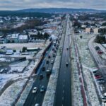 30.11.2021. Kielce. Pierwszy śnieg na kieleckich ulicach. Ulica Krakowska / Jarosław Kubalski / Radio Kielce
