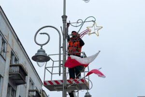 15.11.2021. Kielce. Montaż świątecznych iluminacji / Jarosław Kubalski / Radio Kielce