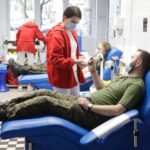 20.11.2021. Kielce. Żołnierze z 10. Świętokrzyskiej Brygady Obrony Terytorialnej oddają krew / Jarosław Kubalski / Radio Kielce