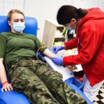 20.11.2021. Kielce. Żołnierze z 10. Świętokrzyskiej Brygady Obrony Terytorialnej oddają krew / Jarosław Kubalski / Radio Kielce