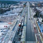 30.11.2021. Kielce. Pierwszy śnieg na kieleckich ulicach. Ulica Krakowska / Jarosław Kubalski / Radio Kielce