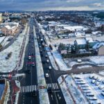 30.11.2021. Kielce. Pierwszy śnieg na kieleckich ulicach. Ulica Krakowska / Jarosław Kubalski / Radio Kielce