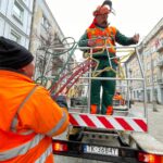 15.11.2021. Kielce. Montaż świątecznych iluminacji / Jarosław Kubalski / Radio Kielce