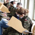 20.11.2021. Kielce. Żołnierze z 10. Świętokrzyskiej Brygady Obrony Terytorialnej oddają krew / Jarosław Kubalski / Radio Kielce