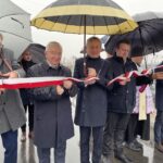 02.11.2021. Bichniów. Otwarcie wiaduktu. Na zdjęciu (od lewej): Dariusz Czechowski - starosta włoszczowski, Krzysztof lipiec - poseł PiS, Zbigniew Koniusz - wojewoda świętokrzyski, Łukasz Baran - sołtys Bichniowa, ksiądz prof. Leszek Sikorski - pochodzący z Secemina, a sprawujący posługę jako proboszcz w Bodzentynie, Bartłomiej Dorywalski - poseł PiS / Magdalena Galas-Klusek / Radio Kielce