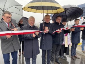 02.11.2021. Bichniów. Otwarcie wiaduktu. Na zdjęciu (od lewej): Dariusz Czechowski - starosta włoszczowski, Krzysztof lipiec - poseł PiS, Zbigniew Koniusz - wojewoda świętokrzyski, Łukasz Baran - sołtys Bichniowa, ksiądz prof. Leszek Sikorski - pochodzący z Secemina, a sprawujący posługę jako proboszcz w Bodzentynie, Bartłomiej Dorywalski - poseł PiS / Magdalena Galas-Klusek / Radio Kielce