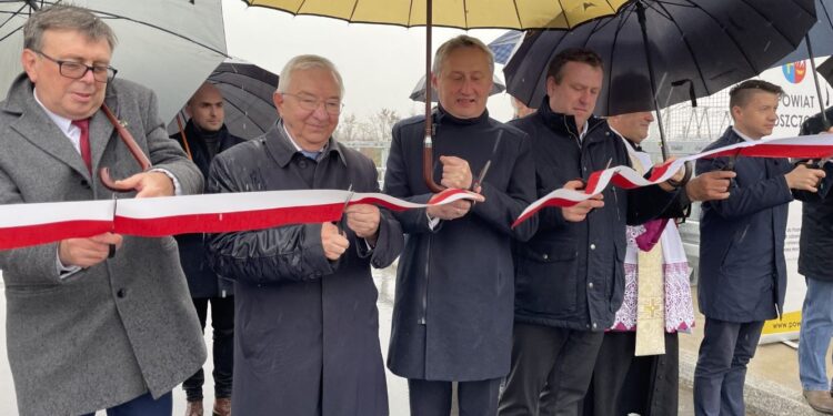 02.11.2021. Bichniów. Otwarcie wiaduktu. Na zdjęciu (od lewej): Dariusz Czechowski - starosta włoszczowski, Krzysztof lipiec - poseł PiS, Zbigniew Koniusz - wojewoda świętokrzyski, Łukasz Baran - sołtys Bichniowa, ksiądz prof. Leszek Sikorski - pochodzący z Secemina, a sprawujący posługę jako proboszcz w Bodzentynie, Bartłomiej Dorywalski - poseł PiS / Magdalena Galas-Klusek / Radio Kielce