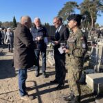 01.11.2021. Skarżysko. Kwesta na cmentarzu na osiedlu Zachodnim. Na zdjęciu (z puszkami): Lech Krupa i Marzena Krawczyk / Anna Głąb / Radio Kielce