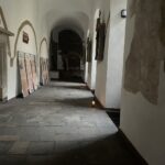 2.11.2021. Wąchock. Krużganki klasztoru / Anna Głąb / Radio Kielce