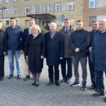 03.11.2021. Skarżysko-Kamienna. Konferencja nt. Programu Inwestycji Strategicznych w powiecie skarżyskim. Na zdjęciu (od lewej): radny Mieczysław Bąk, radny Piotr Janowski, radny Mariusz Bodo, radna Renata Bilska, poseł Krzysztof Lipiec - prezes świętokrzyskich struktur PiS, radny Krzysztof Randla, radny Marcin Piętak, Andrzej Pruś - przewodniczący Sejmiku Województwa Świętokrzyskiego i Andrzej Bętkowski - marszałek województwa świętokrzyskiego / Anna Głąb / Radio Kielce