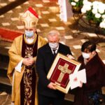 21.11.2021. Kielce. Katedra. Wręczenie medali „Pro Christo Rege Et Ecclesia”. Na zdjęciu (od lewej): biskup Jan Piotrowski, Teresa i Marek Wojcieszyńscy - odznaczeni / Jarosław Kubalski / Radio Kielce