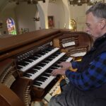 10.11.2021. Skarżysko-Kamienna. Organy w Sanktuarium Matki Boskiej Ostrobramskiej. Na zdjęciu: Andrzej Guziak - organmistrz / Anna Głąb / Radio Kielce