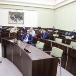 04.11.2021. Kielce. Sesja rady miasta. Na zdjęciu (z lewej): Jarosław Karyś - przewodniczący rady miasta / Jarosław Kubalski / Radio Kielce