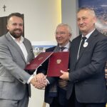 09.11.2021. Starachowice. Podpisanie umowy na dofinansowanie budowy Centrum Opiekuńczo-Mieszkalnego w Starachowicach. Na zdjęciu (od lewej): Marek Materek - prezydent Starachowic, Krzysztof Lipiec - poseł PiS, Zbigniew Koniusz - wojewoda świętokrzyski / Anna Głąb / Radio Kielce