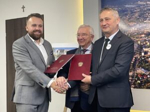 09.11.2021. Starachowice. Podpisanie umowy na dofinansowanie budowy Centrum Opiekuńczo-Mieszkalnego w Starachowicach. Na zdjęciu (od lewej): Marek Materek - prezydent Starachowic, Krzysztof Lipiec - poseł PiS, Zbigniew Koniusz - wojewoda świętokrzyski / Anna Głąb / Radio Kielce