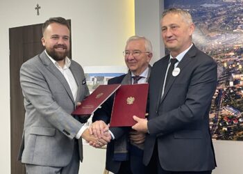 09.11.2021. Starachowice. Podpisanie umowy na dofinansowanie budowy Centrum Opiekuńczo-Mieszkalnego w Starachowicach. Na zdjęciu (od lewej):  Marek Materek - prezydent Starachowic, Krzysztof Lipiec - poseł PiS, Zbigniew Koniusz - wojewoda świętokrzyski / Anna Głąb / Radio Kielce