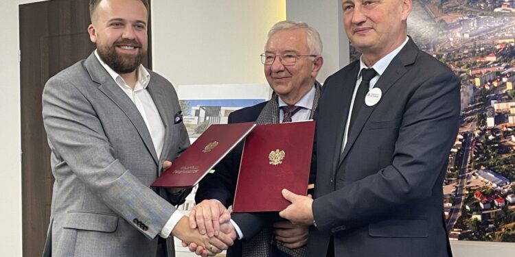 09.11.2021. Starachowice. Podpisanie umowy na dofinansowanie budowy Centrum Opiekuńczo-Mieszkalnego w Starachowicach. Na zdjęciu (od lewej):  Marek Materek - prezydent Starachowic, Krzysztof Lipiec - poseł PiS, Zbigniew Koniusz - wojewoda świętokrzyski / Anna Głąb / Radio Kielce