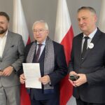 09.11.2021. Starachowice, Konferencja w sprawie budowy wiaduktu w Starachowicach Zachodnich. Na zdjęciu (od lewej): Marek Materek - prezydent Starachowic, Krzysztof Lipiec - poseł PiS, Zbigniew Koniusz - wojewoda świętokrzyski / Anna Głąb / Radio Kielce