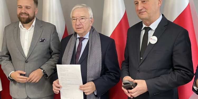 09.11.2021. Starachowice, Konferencja w sprawie budowy wiaduktu w Starachowicach Zachodnich. Na zdjęciu (od lewej): Marek Materek - prezydent Starachowic, Krzysztof Lipiec - poseł PiS, Zbigniew Koniusz - wojewoda świętokrzyski / Anna Głąb / Radio Kielce