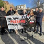 20.11.2021. Starachowice. Konferencja #Murem za polskim mundurem. Na zdjęciu (od lewej): radna Danuta Krępa, radny Krzysztof Serwicki, radna Agnieszka Kuś, Jan Zawisza - przewodniczący rady gminy w Mircu, poseł Krzysztof Lipiec, Anna Rosińska, Mirosław Seweryn - wójt Mirca, radny Dariusz Stachowicz, radny Tomasz Andrzejewski / Anna Głąb / Radio Kielce