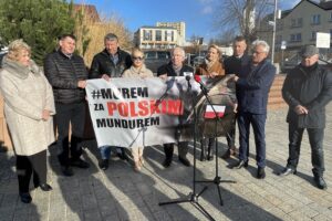 20.11.2021. Starachowice. Konferencja #Murem za polskim mundurem. Na zdjęciu (od lewej): radna Danuta Krępa, radny Krzysztof Serwicki, radna Agnieszka Kuś, Jan Zawisza - przewodniczący rady gminy w Mircu, poseł Krzysztof Lipiec, Anna Rosińska, Mirosław Seweryn - wójt Mirca, radny Dariusz Stachowicz, radny Tomasz Andrzejewski / Anna Głąb / Radio Kielce