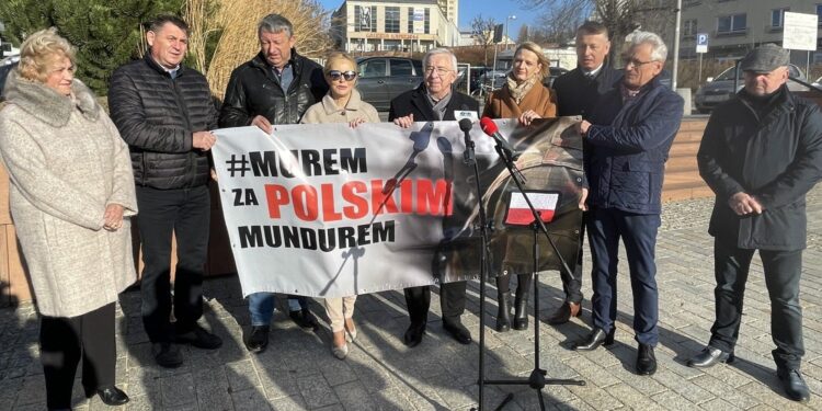 20.11.2021. Starachowice. Konferencja #Murem za polskim mundurem. Na zdjęciu (od lewej): radna Danuta Krępa, radny Krzysztof Serwicki, radna Agnieszka Kuś, Jan Zawisza - przewodniczący rady gminy w Mircu, poseł Krzysztof Lipiec, Anna Rosińska, Mirosław Seweryn - wójt Mirca, radny Dariusz Stachowicz, radny Tomasz Andrzejewski / Anna Głąb / Radio Kielce