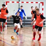 20.11.2021. Mniów. I Powiatowy Turniej Halowej Piłki Nożnej o puchar starosty kieleckiego / Jarosław Kubalski / Radio Kielce