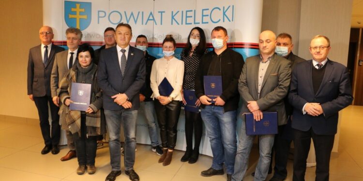 17.11.2021. Kielce. Podpisanie umów w ramach Programu Wyrównywania Różnic Między Regionami III w obszarze G / powiat.kielce.pl