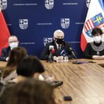 09.11.2021. Kielce. Konferencja w Urzędzie Marszałkowskim. Na zdjęciu (od lewej): Marek Bogusławski - wicemarszałek województwa świętokrzyskiego, Andrzej Bętkowski - marszałek województwa świętokrzyskiego, Ewa Piecewicz - dyrektor