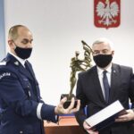 17.11.2021. Kielce. Przekazanie dofinansowania na sprzęt dla policji. Na zdjęciu (od lewej): nadinspektor Jarosław Kaleta - Komendant Wojewódzki Policji w Kielcach, Andrzej Bętkowski - marszałek województwa świętokrzyskiego / Jarosław Kubalski / Radio Kielce