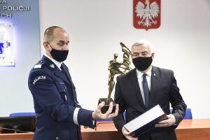 17.11.2021. Kielce. Przekazanie dofinansowania na sprzęt dla policji. Na zdjęciu (od lewej): nadinspektor Jarosław Kaleta - Komendant Wojewódzki Policji w Kielcach, Andrzej Bętkowski - marszałek województwa świętokrzyskiego / Jarosław Kubalski / Radio Kielce