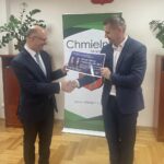 15.11.2021. Chmielnik. Przekazanie promesy z rządowego funduszu Polski Ład dla gminy Chmielnik. Na zdjęciu (od lewej): Piotr Wawrzyk - wiceminister spraw zagranicznych i Paweł Wójcik - burmistrz Chmielnika / Monika Miller / Radio Kielce