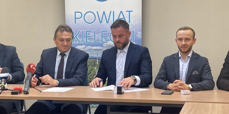 26.11.2021. Kielce. Starostwo Powiatowe. Podpisanie umowy na przebudowę drogi powiatowej w Bobrzy i Przyjmie. Na zdjęciu (od lewej): Mirosław Gębski - starosta kielecki, Paweł Bednarczyk - firma ALBUD, Damian Sławski - wójt Miedzianej Góry / Monika Miller / Radio Kielce