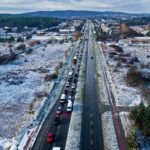 30.11.2021. Kielce. Pierwszy śnieg na kieleckich ulicach. Ulica Krakowska / Jarosław Kubalski / Radio Kielce