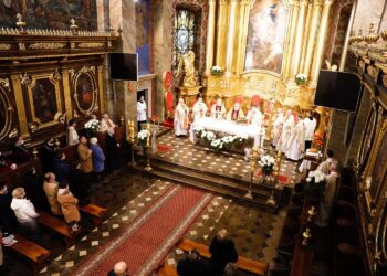 21.11.2021. Kielce. Katedra. Wręczenie medali „Pro Christo Rege Et Ecclesia” / Jarosław Kubalski / Radio Kielce