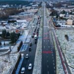 30.11.2021. Kielce. Pierwszy śnieg na kieleckich ulicach. Ulica Krakowska / Jarosław Kubalski / Radio Kielce
