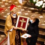 21.11.2021. Kielce. Katedra. Wręczenie medali „Pro Christo Rege Et Ecclesia”. Na zdjęciu(od lewej): biskup Jan Piotrowski, Józefa Pasternak - odznaczona / Jarosław Kubalski / Radio Kielce