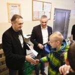 20.11.2021. Mniów. I Powiatowy Turniej Halowej Piłki Nożnej o puchar starosty kieleckiego. Na zdjęciu (od lewej): Mirosław Gębski - starosta kielecki, Piotr Walczak - wójt Mniowa / Jarosław Kubalski / Radio Kielce