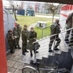 20.11.2021. Kielce. Żołnierze z 10. Świętokrzyskiej Brygady Obrony Terytorialnej oddają krew / Jarosław Kubalski / Radio Kielce